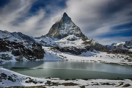 Jízda nádhernou krajinou Švýcarska: význam ,,Dálniční známky